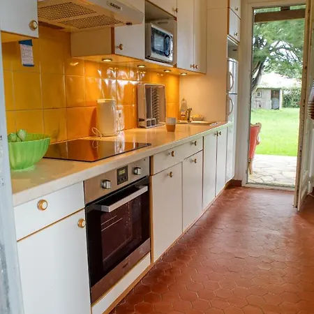 Jolie Avec Jardin A Proximite De La