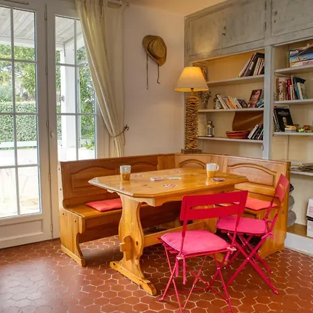 Jolie Avec Jardin A Proximite De La