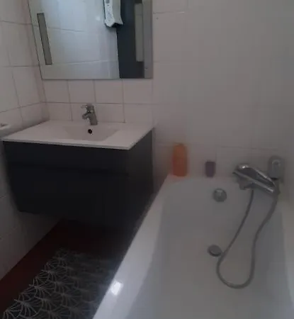 Jolie Avec Jardin A Proximite De La *