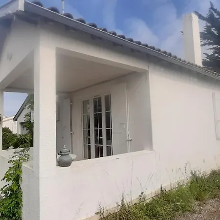 Jolie Avec Jardin A Proximite De La