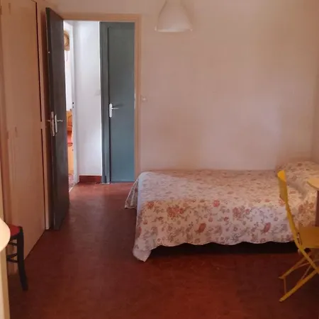 Vila Jolie Avec Jardin A Proximite De La